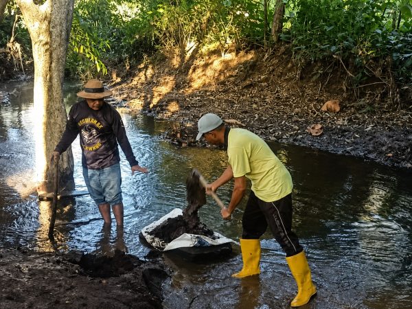 Kerja Bakti Pembersihan Saluran Air di Sumbersuko